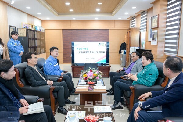 노관규 순천시장이 율촌산단에 위치한 달성(주) 기업을 방문해 현장 간담회를 하고 있다.