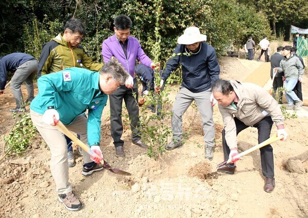 영광군, 제80회 식목일 나무심기 행사 개최/영광군 제공