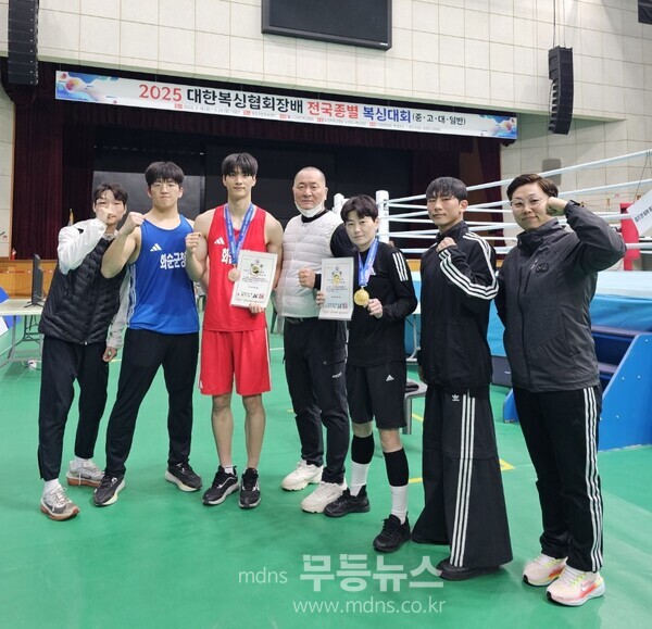 화순군청 복싱부(왼쪽부터 성현태 선수, 선현욱 선수, 국승준 선수, 박구 감독, 박초롱 선수, 서동근 선수, 박지선 코치)/화순군 제공