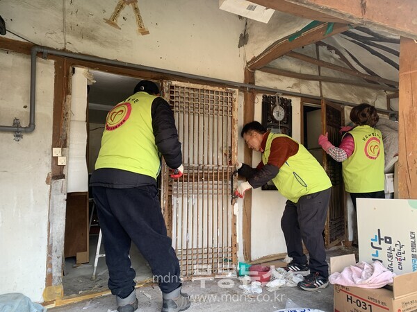 남도사랑봉사단 주거환경개선 활동모습/화순군 제공