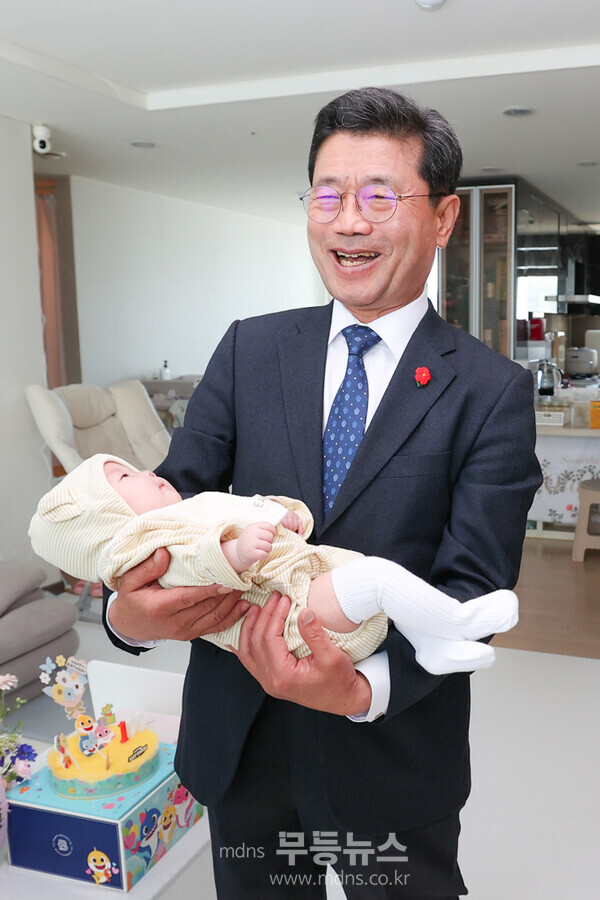 ‘3년 만의 경사’ 광양시, 삼태아 가정 백일 축하 방문…후원사 후원금 전달 - 정인화 광양시장