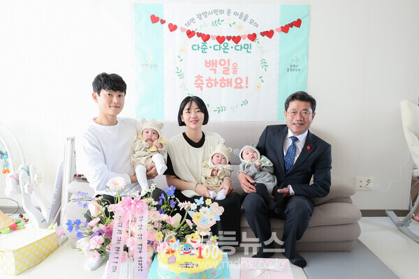 ‘3년 만의 경사’ 광양시, 삼태아 가정 백일 축하 방문…후원사 후원금 전달 - 정인화 광양시장과 삼태아 부부