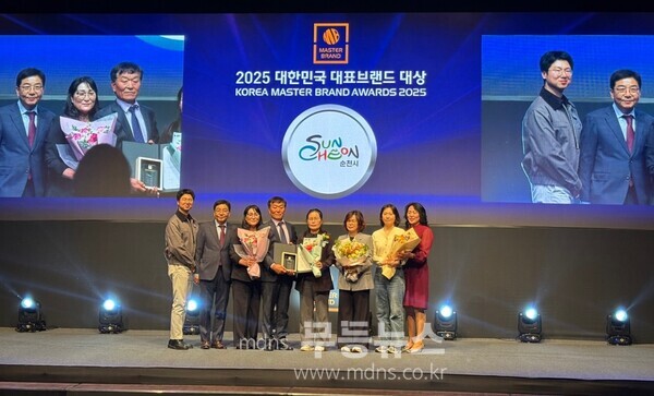 순천낙안배영농조합 및 순천시 관계자들이 배 부문 ‘2025 대한민국 대표 브랜드 대상_ 수상 후 기념 사진을 찍고 있다./순천시 제공