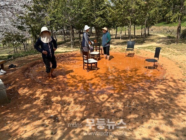 광산구 내집앞 맨발길_송정공원말미산 황토탕/광산구 제공