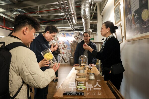 지난달 1일 프랑스 프로방스 지역에 있는 록시땅 본사를 방문해 공장을 시찰하고 있다./순천시 제공
