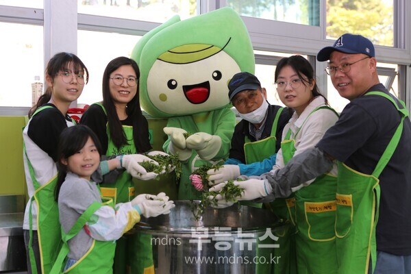 1-2 보성군이 ‘보성 전통차 농업시스템’의 가치를 널리 알리기 위해 오는 10월까지 ‘전통차(음식) 만들기 체험관광 지원 사업’을 추진한다_제48회 보성다향대축제에 참여한 관광객들의 차 만들기 체험 모습