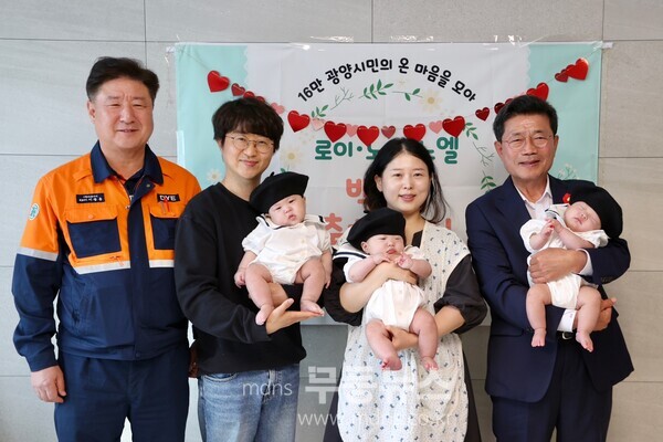 광양시, ‘두 번째 삼둥이 가정’ 연이은 100일 축하 방문/광양시 제공