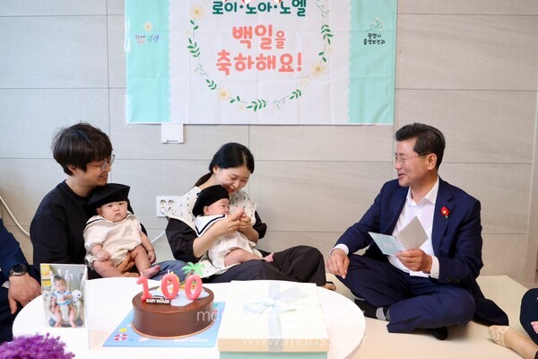 광양시, ‘두 번째 삼둥이 가정’ 연이은 100일 축하 방문