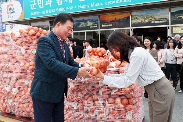 지난 5월 30일 군청 앞에서 진행된 양파 소비촉진 운동을 하고 있는 김산 무안군수/무안군 제공