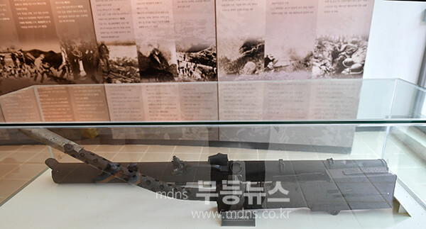 강원도 철원 백마고지 격전지  전시실 , 수많은 발사로 총신에 열이 붙어 휘어진 기관총(사진촬영, 조경륜)