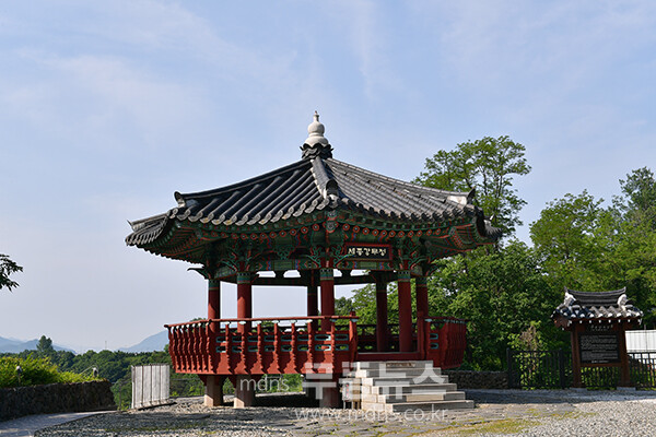 강원도 철원 동송 고석정 부근에 있는 세종강무정 (6월 7일 사진촬영 / 조경륜)
