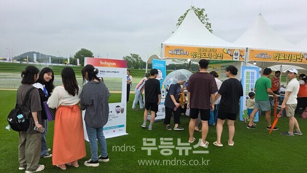 2 14일 오천그린광장에서 열린 2025 순천 비어페스타에서 ‘청렴이 꽃피는 정원도시 순천’을 주제로 청렴홍보 부스 운영했다.jpg