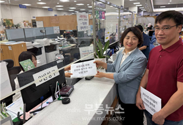 서명지를 서구청에 접수하고 있는 기춘희 광주 서구갑 공동위원장 (진보당 제공)