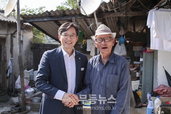우승희 영암군수 영암군 국가유공자 조형원 어르신 위문/영암군 제공
