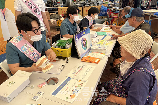 구강건강 캠페인을 전개하고 있는 진도군 보건소 (진도군 제공)