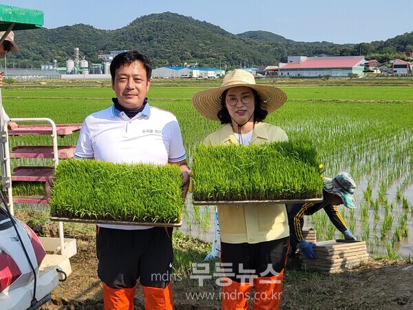 도곡면 합동모내기에 참여한 청년회장(좌)과 도곡면장(우).