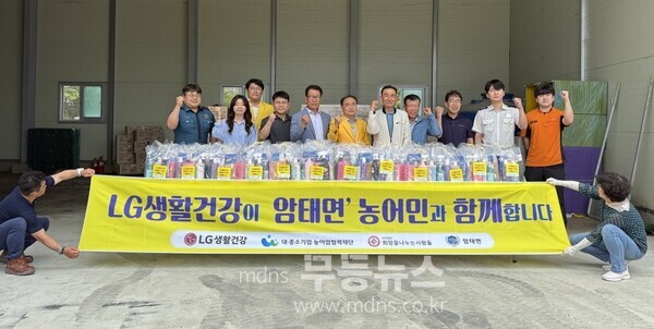 (사)희망을 나누는 사람들이 신안군 암태면에 생활용품을 전달했다./신안군 제공