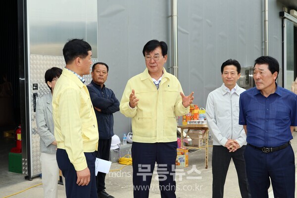 김성 장흥군수 보리 수매현장 방문 /장흥군 제공