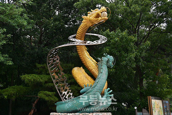 예산군 예당호 출렁다리  끝자락에 여의주를 물고 있는 황룡과 청룡의 조형물촬영 / 조경륜)