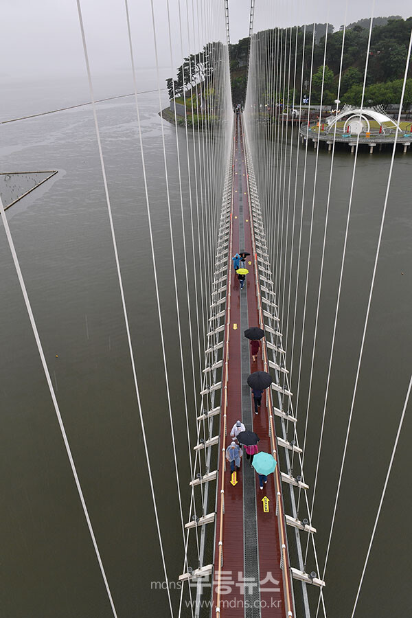예산군 예당호 출렁다리 주탑 중간 전망대에서 바라다 본 풍모습 {6월 20일 우중(雨中) 촬영 / 조경륜)