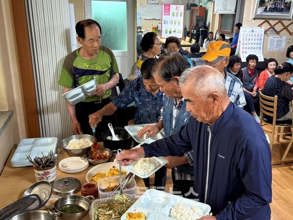 영광군, 농번기 마을공동급식 현장 점검/영광군 제공