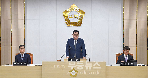 사회를 맡아보고 있는 김명수 광산구의회 의장 (광산구의회 제공)