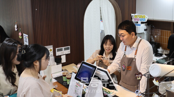 우광일 광양상공회의소 회장, ‘드림카페 커뮤니티센터점’ 일일점장 되다 - 우광일 광양상공회의소 회장/광양시 제공