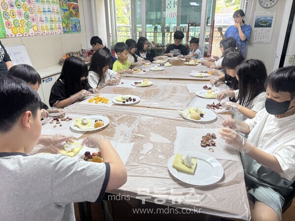 영양교육과 요리 교실을 체험하는 아동센터어린이들 모습/무안군 제공