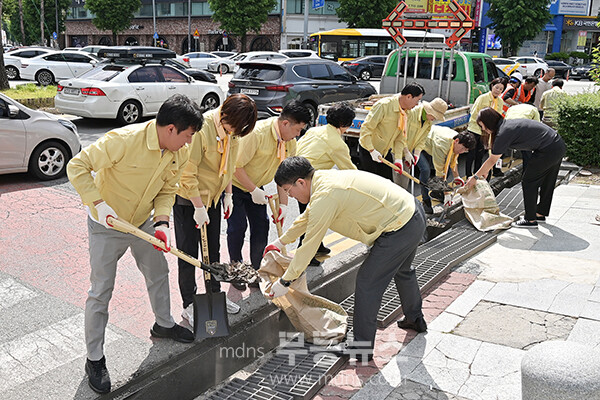 장마철을 앞두고 배수로 정비 봉사활동을 하고 있는 서구의회 의원들 (서구의회 제공)