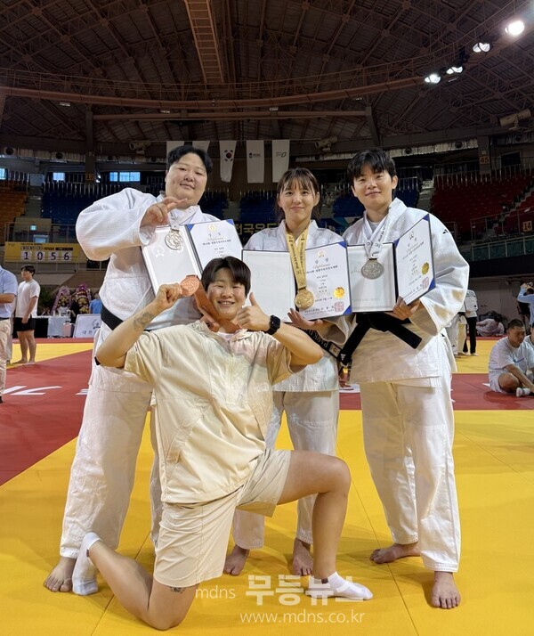 충북 청주시에서 열린 제16회 청풍기 전국유도대회에서 순천시청 유도팀 개인전 수상자들이 기념 사진을 찍고 있다./순천시 제공