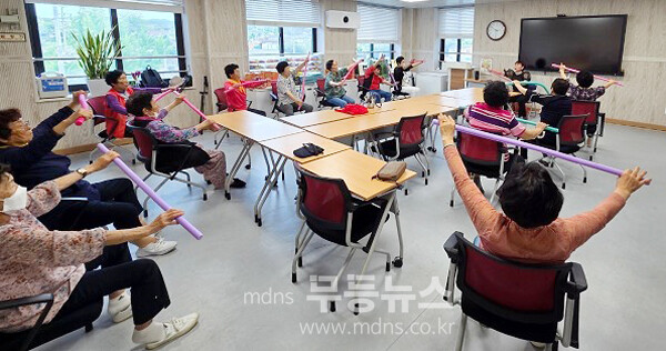 나주시치매안심센터 전문인력이 맞춤형 치매예방교실 프로그램을 운영하고 있다. (사진제공-나주시)