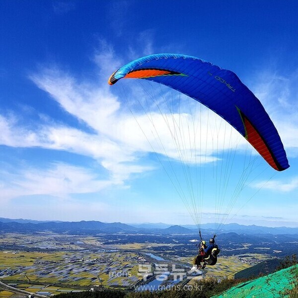 곡성에서 패러글라이딩을 하고 있는 모습