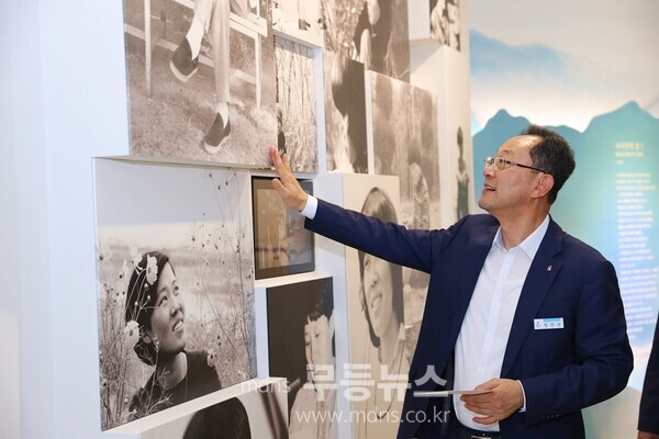 땅끝순례문학관 재개관 _명현관 군수가 전시관람을 하고있다./해남군 제공