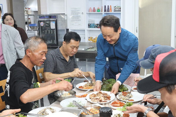 임택 동구청장이 “삼겹살 드시고 건강한 여름 보내세요”행사에 참여하고 있다./동구청 제공