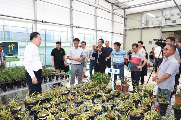 구복규 화순군수가 난 산업을 설명하는 모습