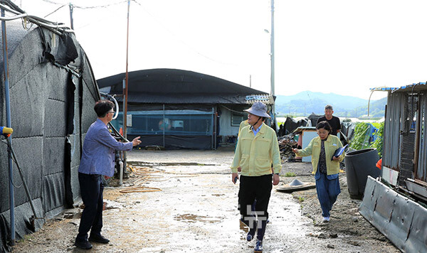 윤병태 시장이 집중호우로 피해를 입은 축산농가를 방문했다. (나주시 제공)