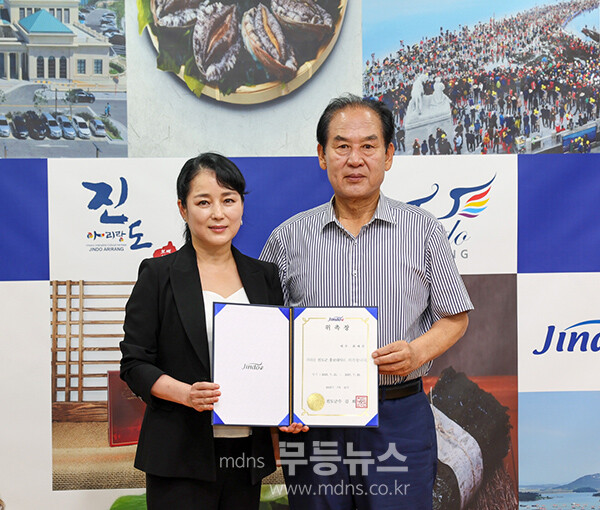 홍보대사 위촉 후 기념촬영 (좌로부터) 영화배우 최예진, 김희수 진도군수 (진도군 제공)