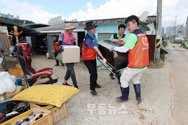 22일 자원봉사자들이 광산구 신창동에 있는 신기마을의 수해피해복구를 돕고 있다.