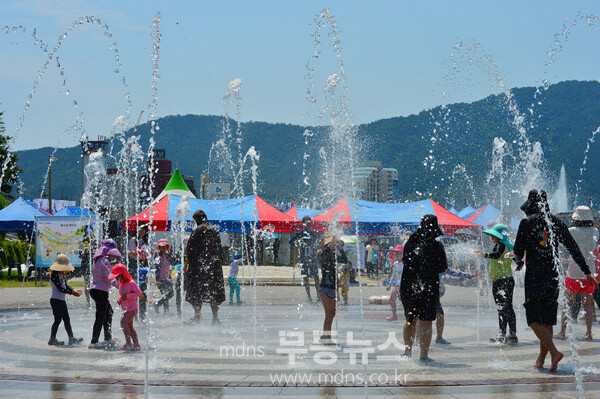 정남진 물축제 바닥분수 (조경륜 / 자료사진)