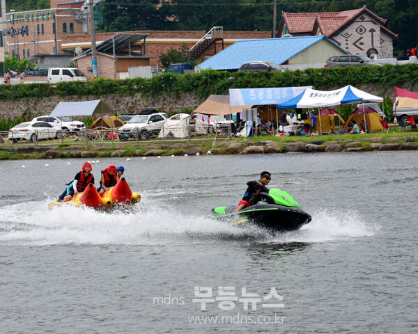 정남진 장흥물축제 수상 고무보드타기   (조경륜 / 자료사진)