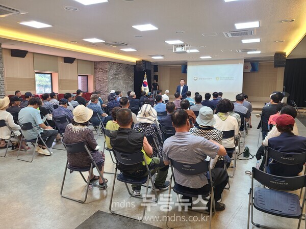 마늘 생산자 교육에서 발언 중인 김산 군수/무안군 제공