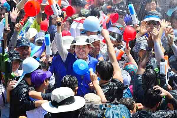 글로벌 살수대첩 거리 페레이드를 시작으로 본격 축제에 들어간 제18회 정남진 장흥물축제 / 김성  군수가 군민들과 함께 거리 페이드 중 손을들어 인사하고 있다. (사진촬영 / 조경륜)