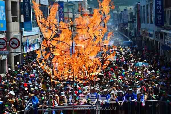 글로벌 살수대첩 거리 페레이드를 시작으로 본격 축제에 들어간  제18회 정남진 장흥물축제 (사진촬영 / 조경륜)