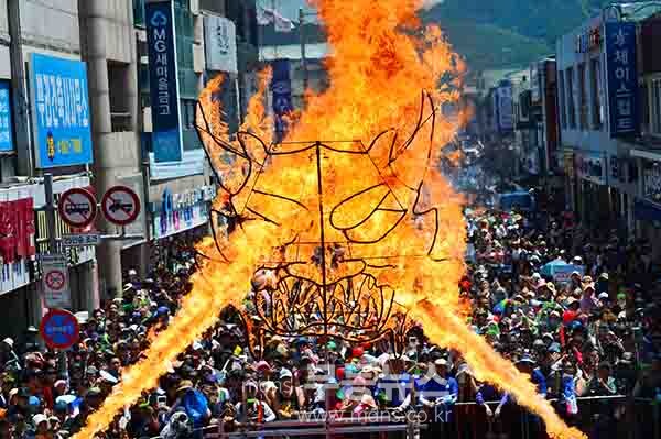 글로벌 살수대첩 거리 페레이드를 시작으로 본격 축제에 들어간  제18회 정남진 장흥물축제 (사진촬영 / 조경륜)
