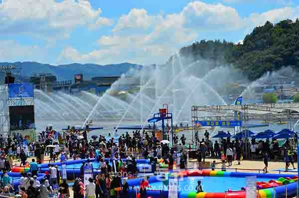 글로벌 살수대첩 거리 페레이드를 시작으로 본격 축제에 들어간  제18회 정남진 장흥물축제 (사진촬영 / 조경륜)