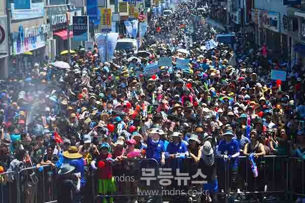 글로벌 살수대첩 거리 페레이드를 시작으로 본격 축제에 들어간  제18회 정남진 장흥물축제 (사진촬영 / 조경륜)