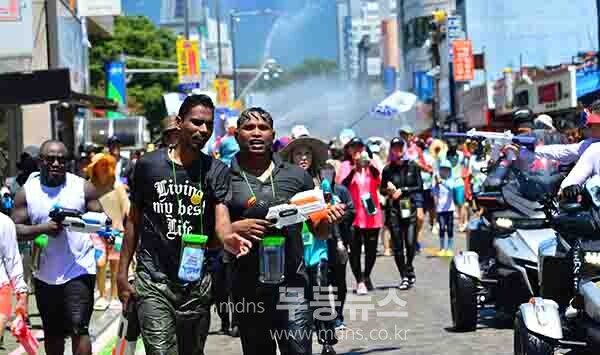 글로벌 살수대첩 거리 페레이드를 시작으로 본격 축제에 들어간  제18회 정남진 장흥물축제 (사진촬영 / 조경륜)
