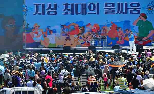 글로벌 살수대첩 거리 페레이드를 시작으로 본격 축제에 들어간  제18회 정남진 장흥물축제 (사진촬영 / 조경륜)