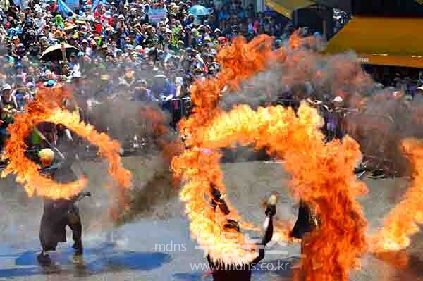 글로벌 살수대첩 거리 페레이드를 시작으로 본격 축제에 들어간  제18회 정남진 장흥물축제 (사진촬영 / 조경륜)