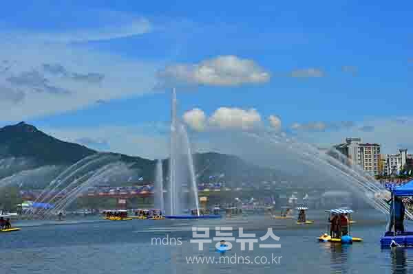 글로벌 살수대첩 거리 페레이드를 시작으로 본격 축제에 들어간 제18회 정남진 장흥물축제 (사진촬영 / 조경륜)